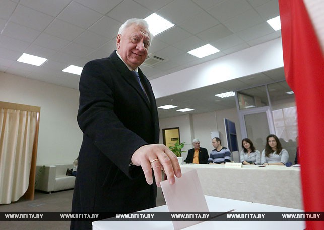 Председатель Совета Республики Михаил Мясникович проголосовал на выборах депутатов местных Советов 28-го созыва