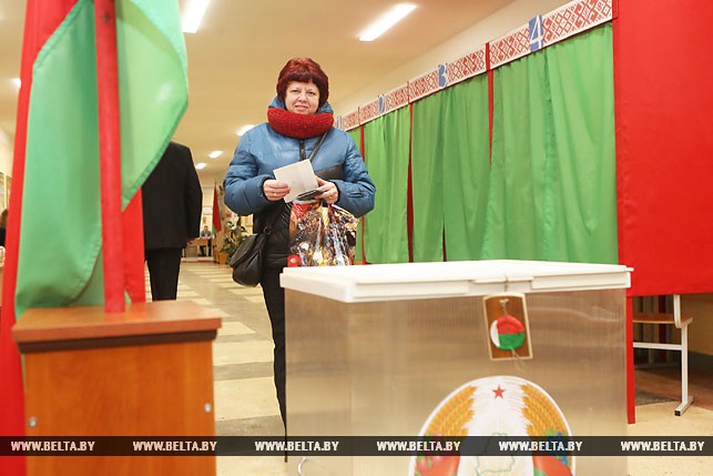 Наталья Павленя первая приняла участие в голосовании на участке №58 в Гродно