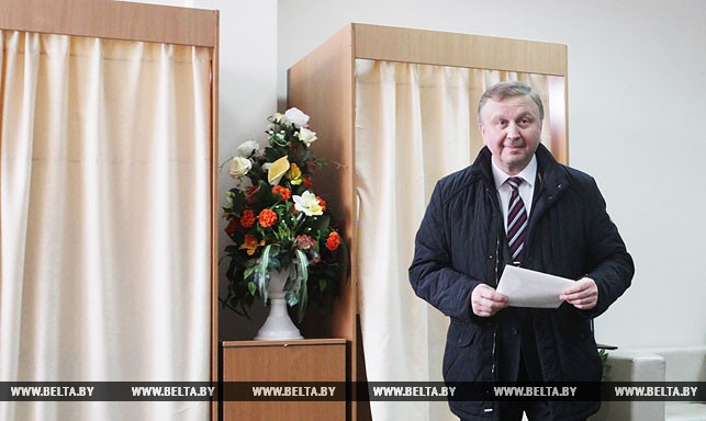 Премьер-министр Беларуси Андрей Кобяков проголосовал на выборах в местные Советы депутатов на участке №52 Веснянского избирательного округа №39 Центрального района Минска