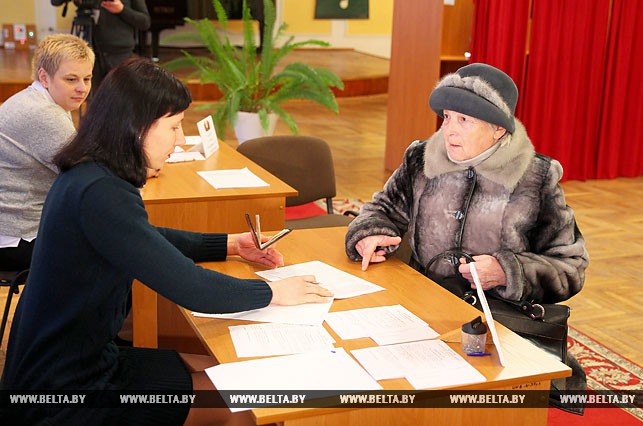 На избирательном участке №1 г. Бреста пенсионерка Лилия Сетюкова - одна из первых проголосовавших