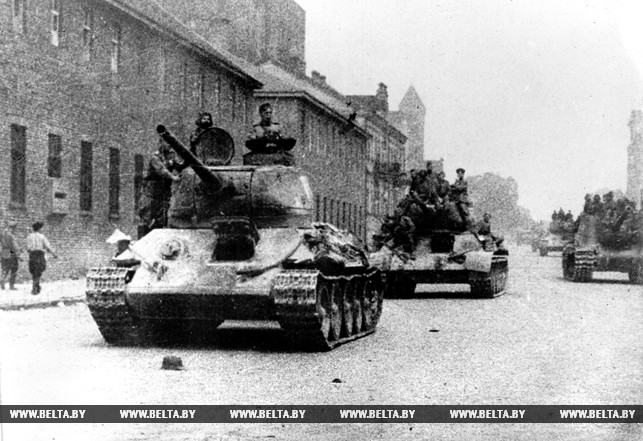 Советские танки на улицах освобожденного Минска. 3 июля 1944 года