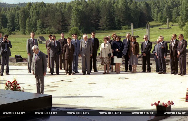 Генеральный секретарь ООН Перес де Куэльяр во время посещения мемориального комплекса "Хатынь". 25 июня 1987 года