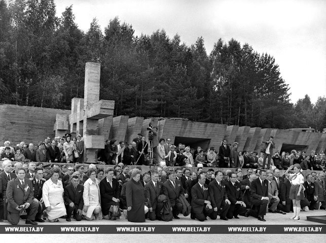 Массовый митинг памяти жертв фашизма в мемориальном комплексе "Хатынь". 30 июня 1974 года