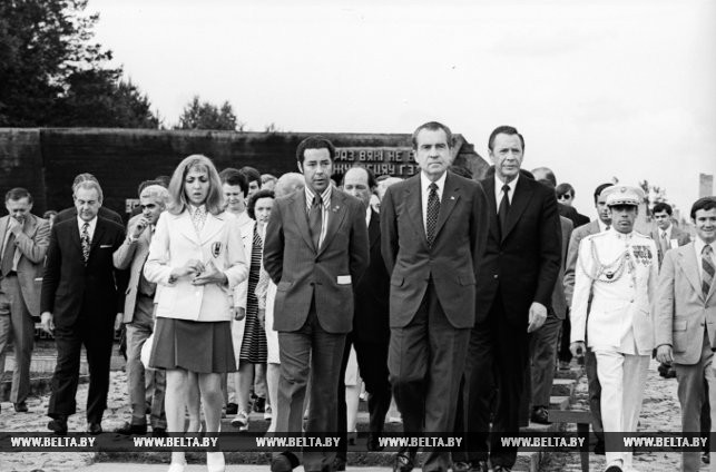 Президент США Ричард М.Никсон во время посещения мемориального комплекса "Хатынь". 1 июля 1974 года