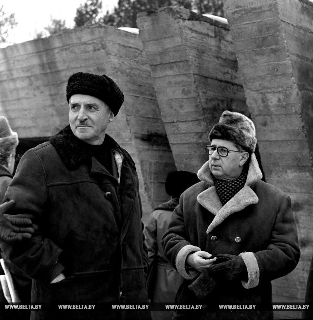 Советские писатели К.Симонов и А.Чаковский во время осмотра мемориального комплекса "Хатынь". 28 февраля 1975 года
