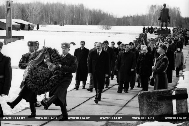 Мемориальный комплекс "Хатынь". Возложение венков в 55-ю годовщину трагедии Хатыни. 23 марта 1998 года