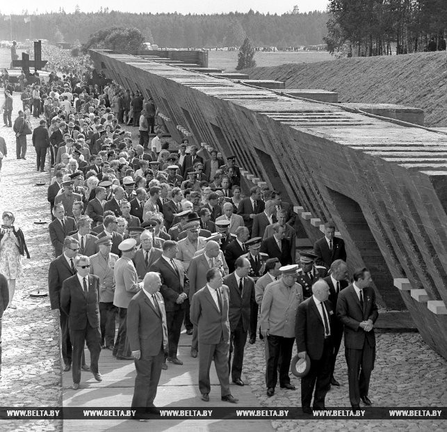 В день открытия мемориального комплекса "Хатынь". 5 июля 1969 года