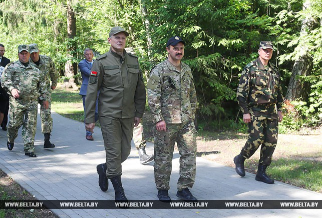 Министр внутренних дел Игорь Шуневич и помощник Президента Беларуси по национальной безопасности Виктор Лукашенко