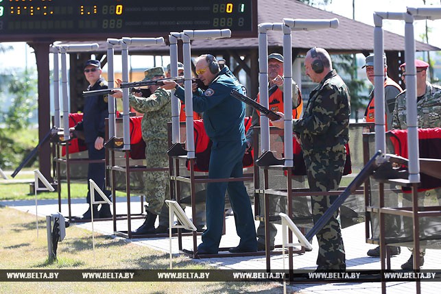 Министр по чрезвычайным ситуациям Владимир Ващенко стреляет по движущимся тарелкам (в центре).