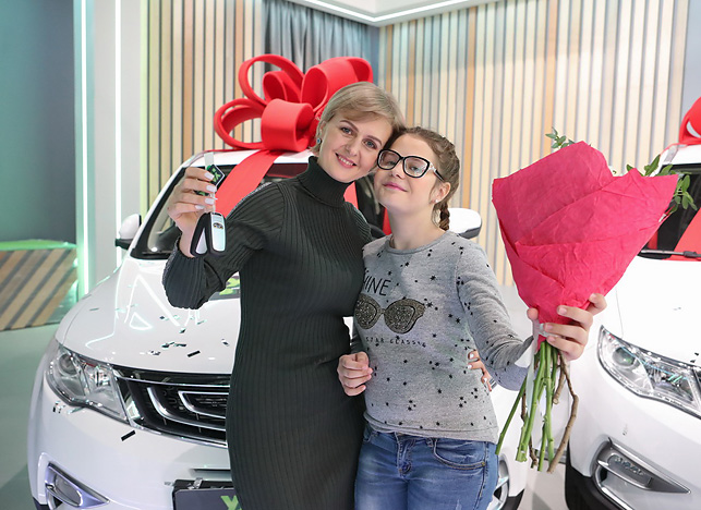 Укладчик-упаковщик Ирина Лебедич из Бреста выходит замуж, так что на новой и красивой машине - в новую жизнь!