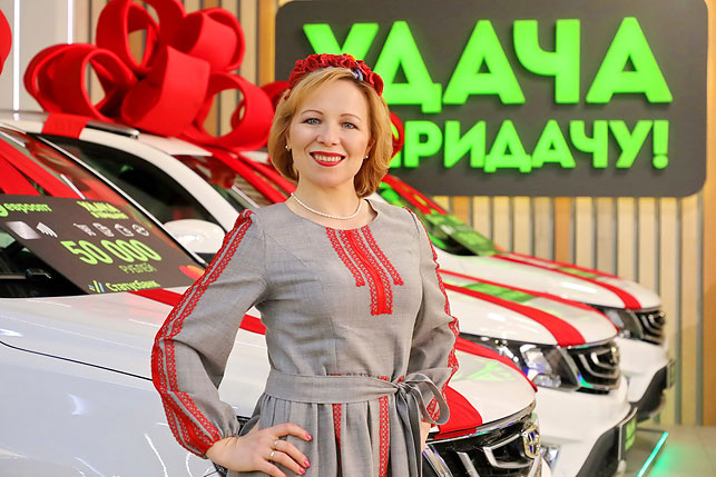 Эксперт белорусской кухни Елена Микульчик "вытянула" автомобиль для Александры Невечери, пенсионерки из Орши. "Это первый раз в жизни, когда я что-то выиграла!"