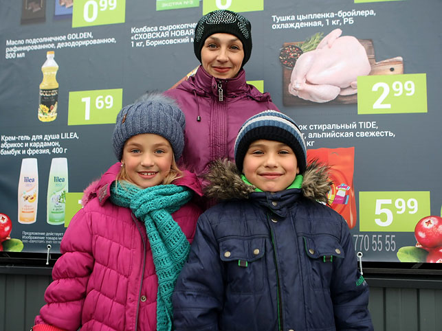 Екатерина из агрогородка Улуковье с сыном и племянницей: "Рады, что у нас теперь есть такой шикарный магазин! И к Новому году проблем с шампанским точно не будет!".