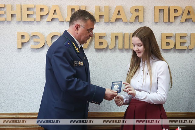 Александр Лашин вручает паспорт Ангелине Шедовой