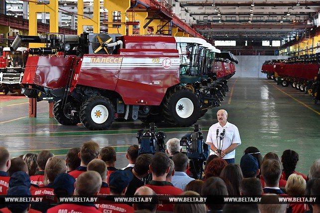 Александр Лукашенко во время общения с коллективом предприятия