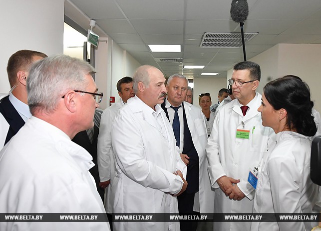 Александр Лукашенко во время посещения детской больницы