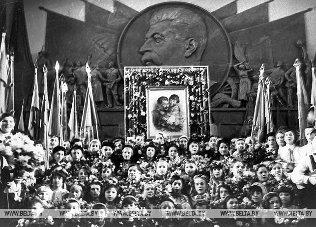 Пионеры Минска приветствуют делегатов внеочередной третьей сессии ВС БССР. 1934 год