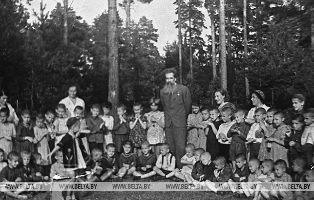 Академик О.Ю.Шмидт с воспитанниками минского детского сада № 6, эвакуированными из Беларуси. 1941 год