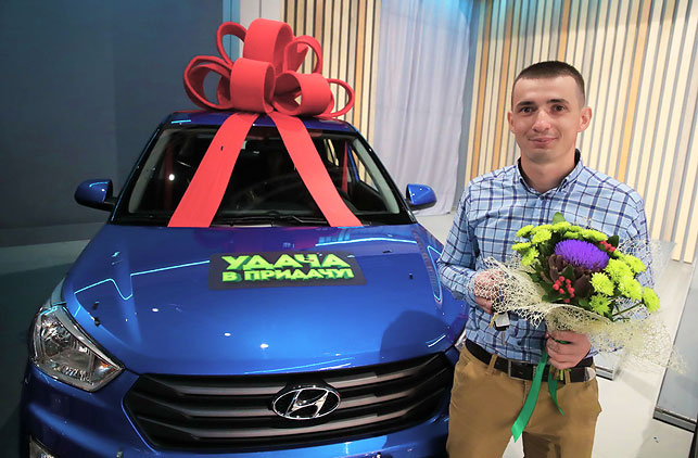 Синий "Хендэ Крета" стал первым авто в жизни строителя Андрея Каленчука из деревни Жадейки