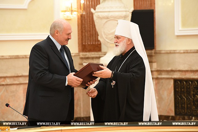 Митрополит Павел вручает Александру Лукашенко уникальный экземпляр переведенного с древнегреческого на современный белорусский язык Священного Писания Нового Завета