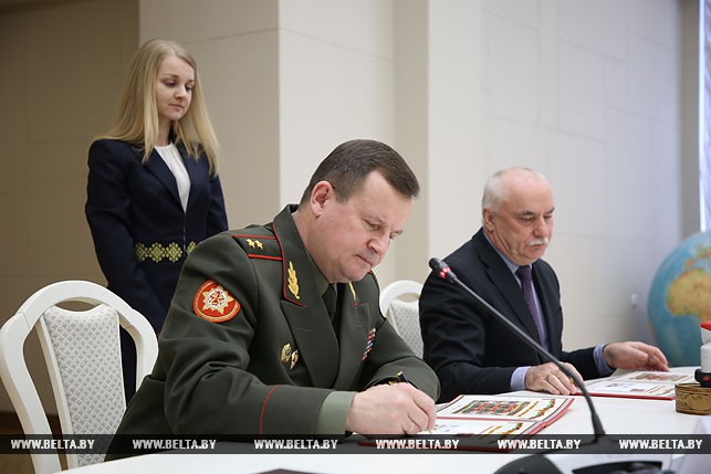Министр обороны Андрей Равков и министр связи и информатизации Сергей Попков