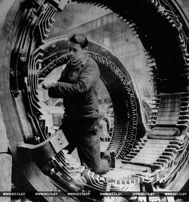 Монтаж турбины для ГЭС. 1931 год