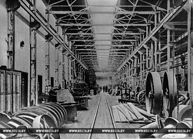 В сборочном цехе завода имени Ворошилова (ныне имени Октябрьской революции). 1932 год