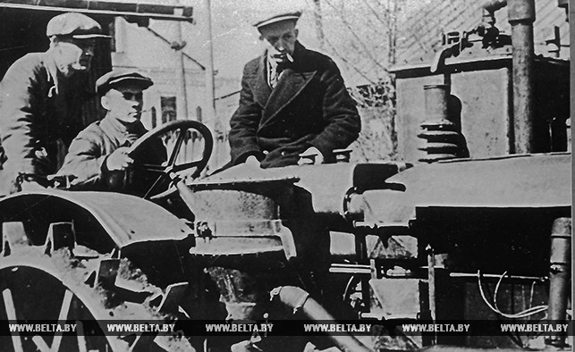 Испытания первого опытного газогенераторного трактора, работающего на торфе, в мастерских АН БССР. 1939 год