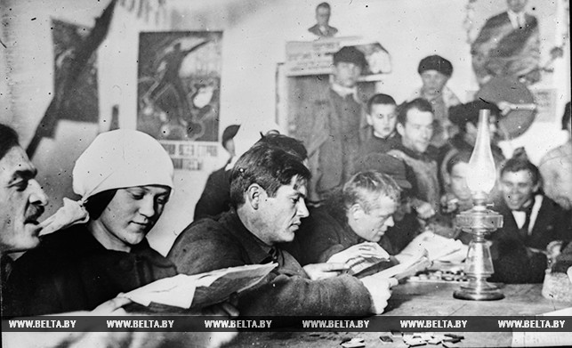 Занятия кружка ликбеза в колхозе имени Дзержинского Гомельского округа. 1929 год