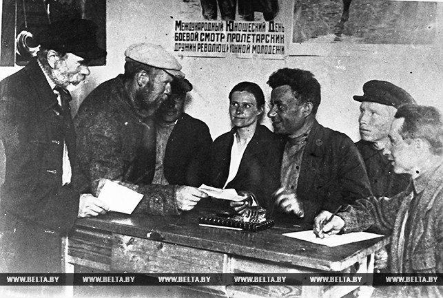 Единоличники одного из населенных пунктов Беларуси подают заявление о вступлении в колхоз. 1931 год
