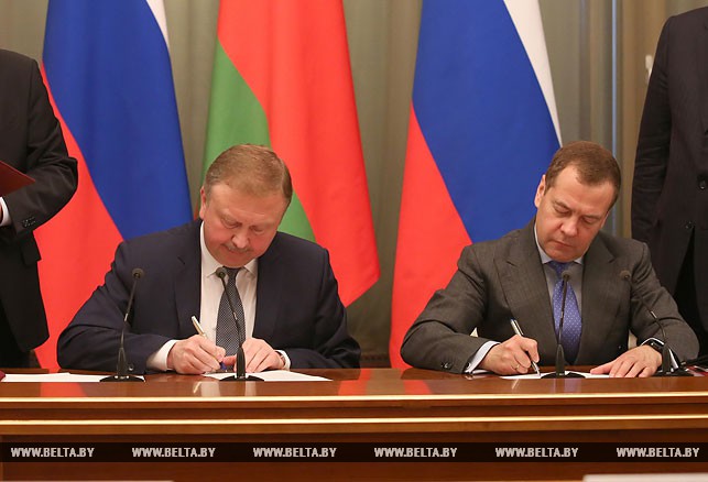 Андрей Кобяков и Дмитрий Медведев во время подписания документов