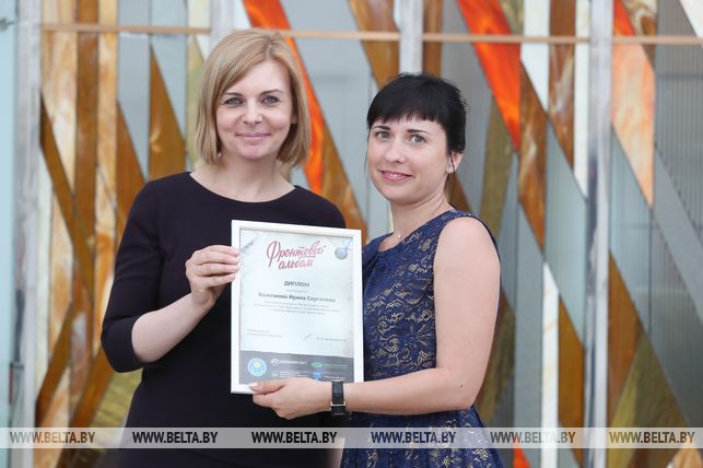 Ирина Старовойтова награждает Ирину Кожемяко