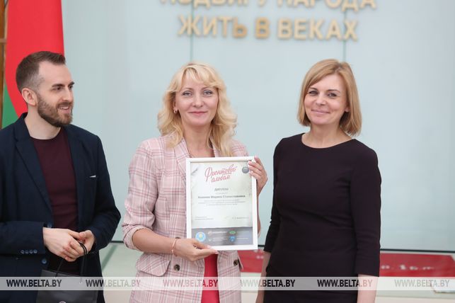 Ирина Старовойтова награждает Марину Хохолко
