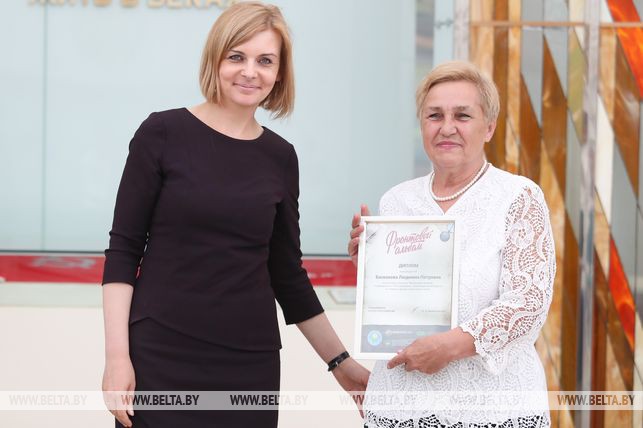 Ирина Старовойтова награждает Людмилу Баскакову