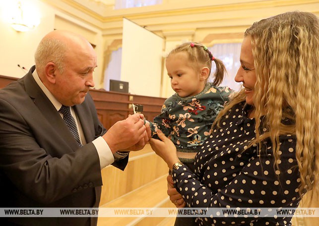 Первый заместитель председателя Витебского горисполкома Валентин Цветков вручает ключи новоселам