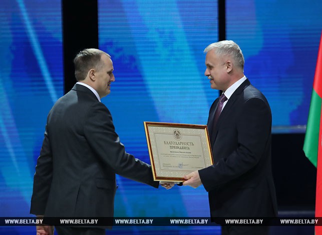 Государственный секретарь Совета безопасности Станислав Зась вручает награду Анатолию Исаченко