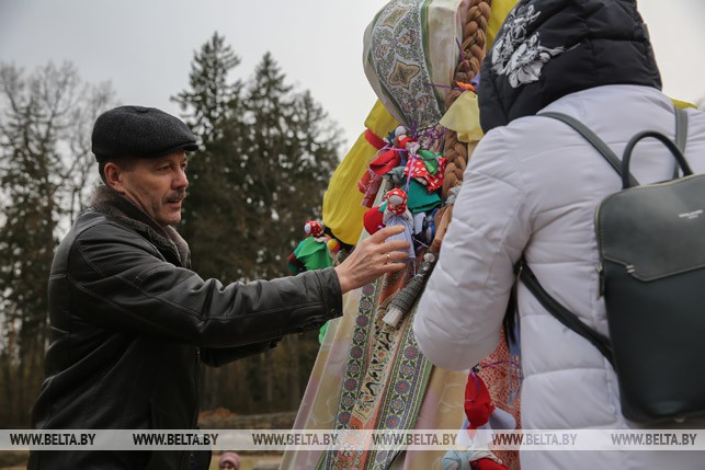 Посетители резиденции Деда Мороза в Беловежской пуще вешают на чучело перед сожжением самодельные куклы.