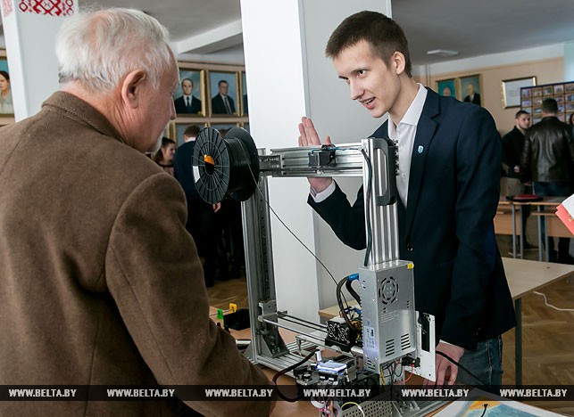Сергей Никифоров со своим проектом 3д-принтера