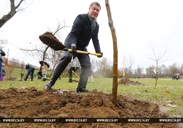 Глава белорусско-индийской фармкомпании "Глоринкор" Дмитрий Клевжиц садит дерево
