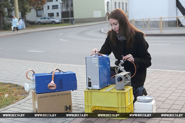 Инженер-химик Ольга Буйновская замеряет качество атмосферного воздуха