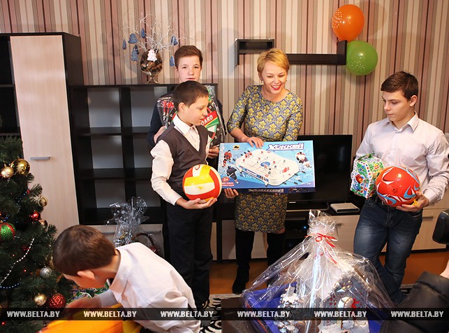 Председатель Лоевского райисполкома Вероника Байкова дарит подарки детям