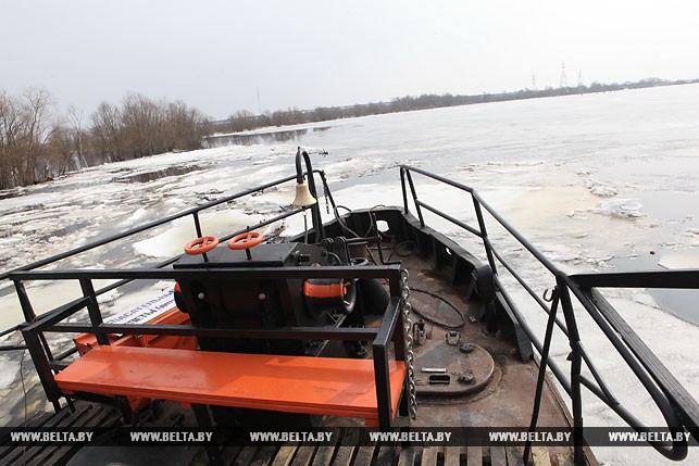 Ледокол "Байкал" во время очистки старого русла реки ото льда