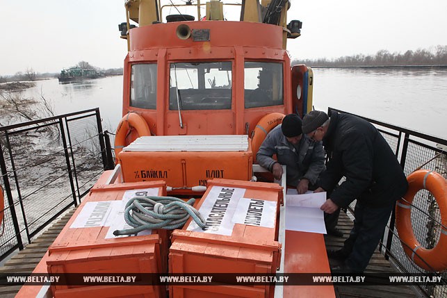 Капитан ледокола Николай Шкурин и ведущий специалист по безопасности движения Виктор Волховский уточняют маршрут движения ледокола.