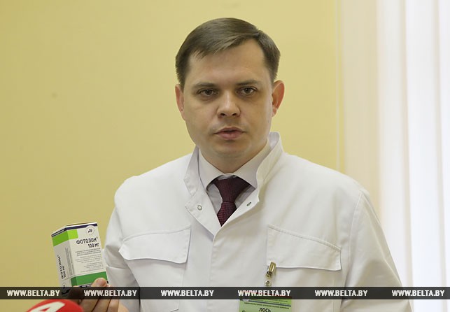 Дмитрий Лось с образцом разработанного белорусскими учеными лекарства