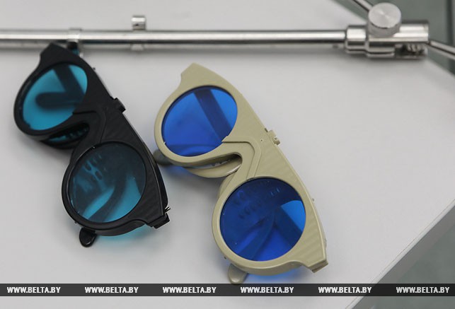 Специальные очки, которые применяются при работе нового аппарата врачом и пациентом.