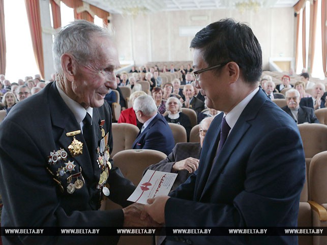 Алексей Децик принимает поздравления от Чрезвычайного и Полномочного Посла КНР в Беларуси Цуй Цимина