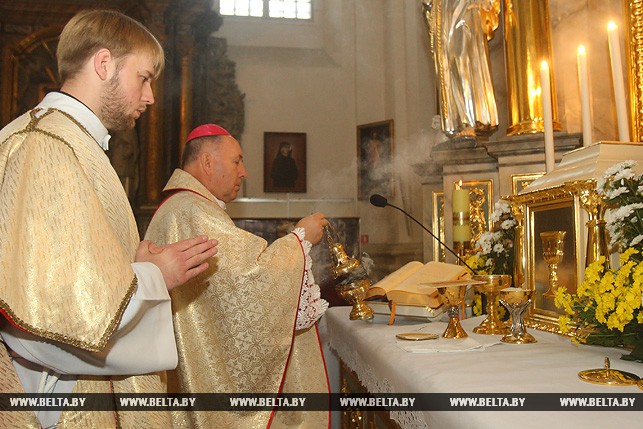 Епископ Гродненской католической епархии Александр Кашкевич освящает алтарь