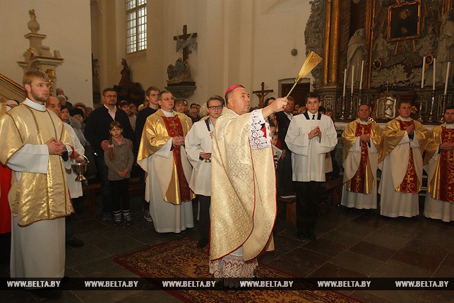 Епископ Гродненской католической епархии Александр Кашкевич освящает алтарь