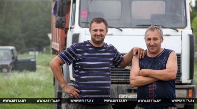 Водители занятые на отвозке зерновых (слева направо): Андрей Кулаго и Сергей Андриенко