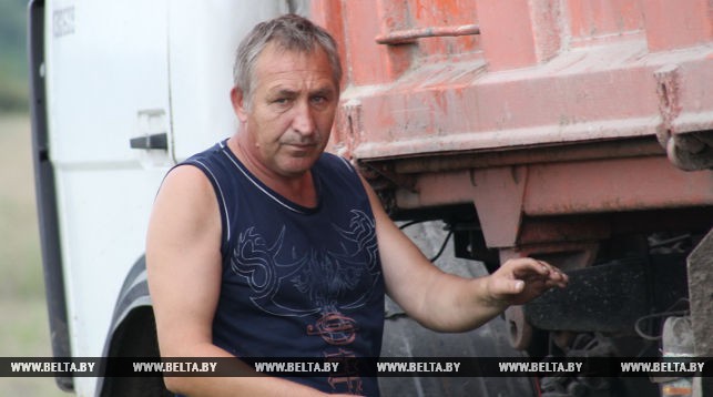 Водитель на отвозке зерна Сергей Андренко