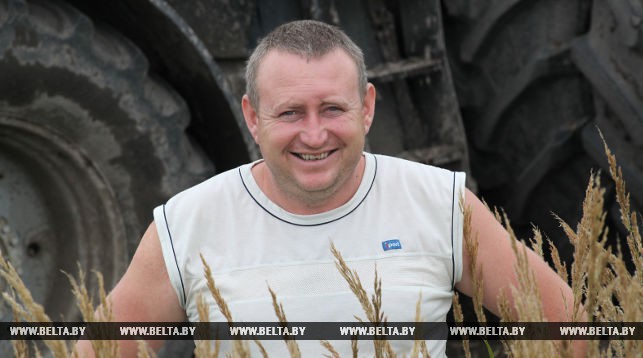 Механизатор занятый на лущении стерни убранных зерновых Михаил Кисилевский